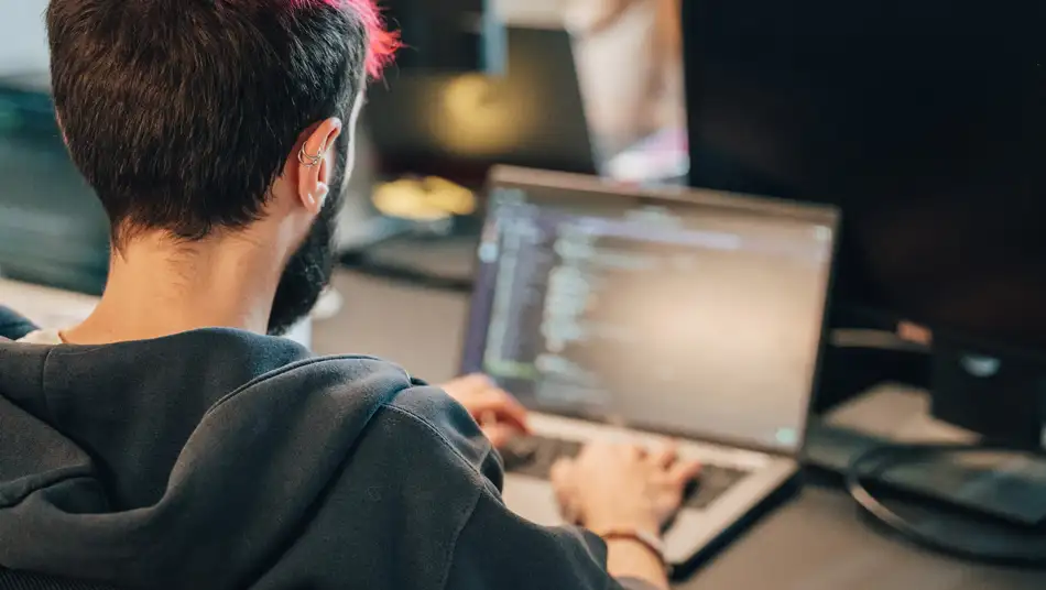 Recruteur tech développeur impliqué dans le recrutement et l’évaluation technique des candidats IT