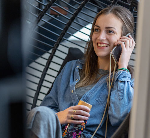 Elise, Responsable des Ressources Humaines, partage les actualités RH et environnementales d'Eleven Labs